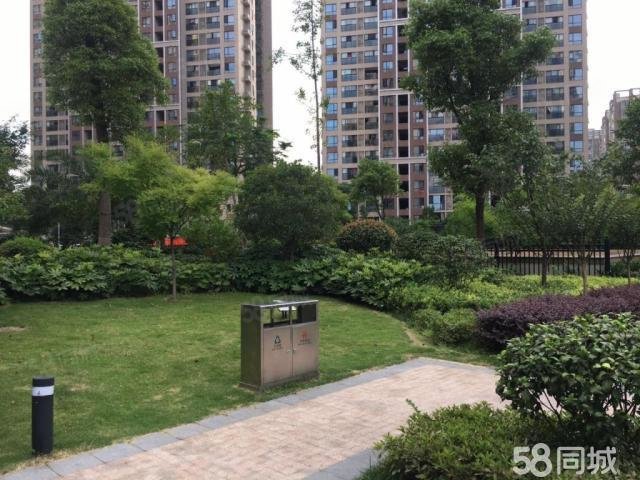 【10图】小区环境优雅高档环保材料装修居家