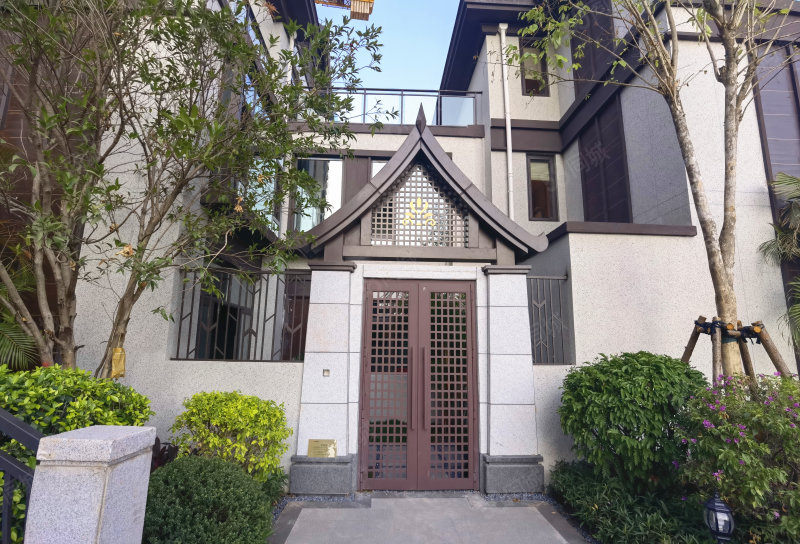 俊发滨江俊园(2期)4室2厅4卫210㎡南北150万