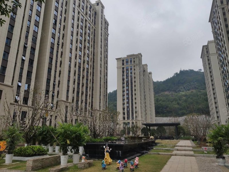 星耀城是横店比较适合住人的,环境好,去步行街近.