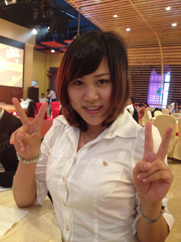 邱凤生活照 - 奔跃房产 奔跃房产周浦一店