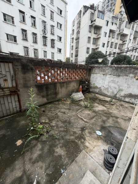 一楼带院子_裕丰花市旁_两室一厅院门已开_岀行方便