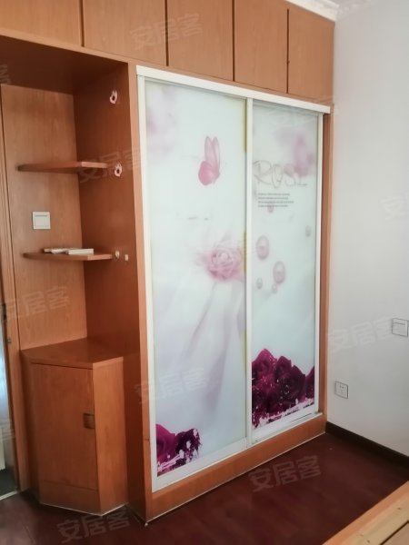 二楼有停车位_3室1厅空调3台_燃气热水器冰箱洗衣机床桌柜子