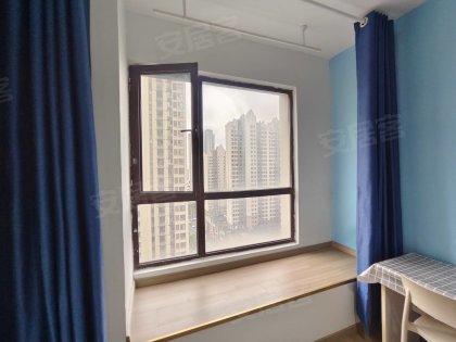 临湖苑精装朝南阳台房，科技馆美术馆，万达银座拎包入住云谷地铁