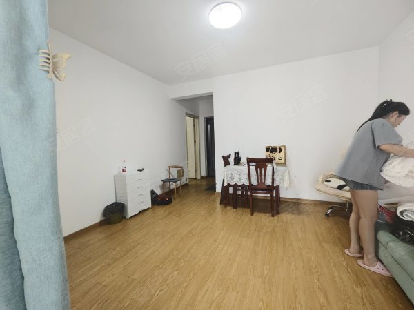 4号线地铁_香格里拉花园_电梯_朝南两室两厅_月租1400