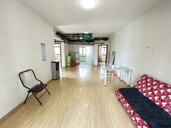 新出万象公馆三室一厅，拎包入住，临近农行邮储，小区地铁口旁边