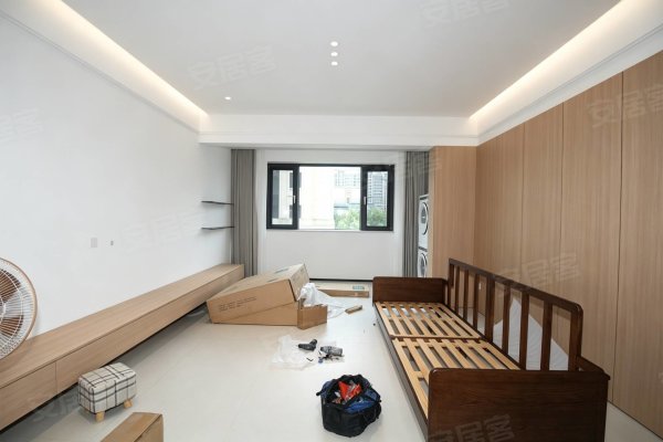 高新区四户室以上207.83平米正南1层