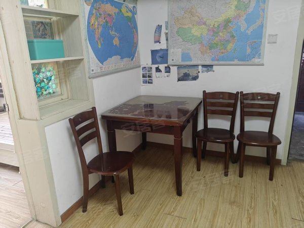 琥珀北村4楼，家具家电齐全，拎包入住，两台新空调。