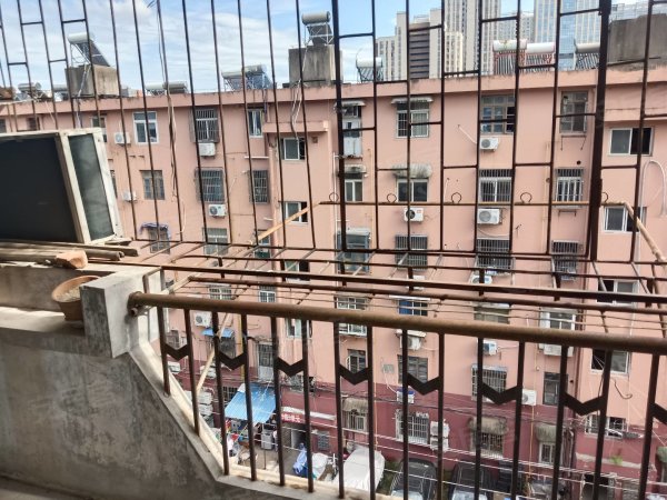 绩溪新村，安医对面，家电齐全，可短租。600包物业