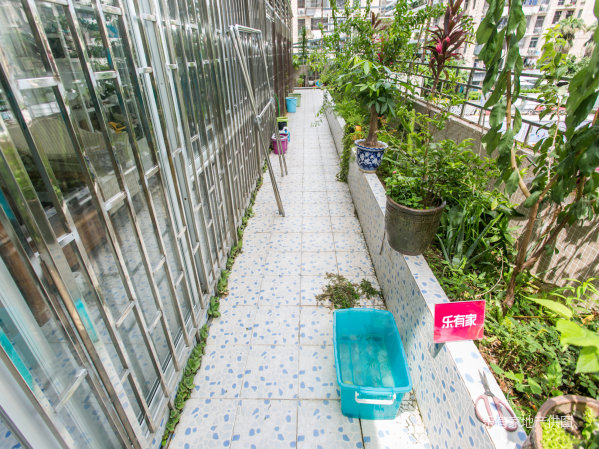 赠送私家露台,新安湖花园三房近指导价卖,旁边海雅城.