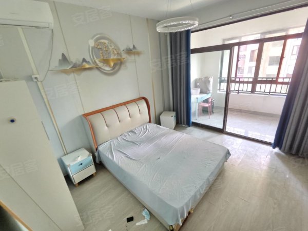 邮政后台基地正对面豪门金地，独立水电，包物业宽带，押一付一的