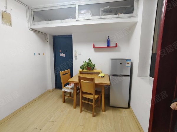 琥珀北村2楼价格便宜，家具家电齐全，拎包入住。