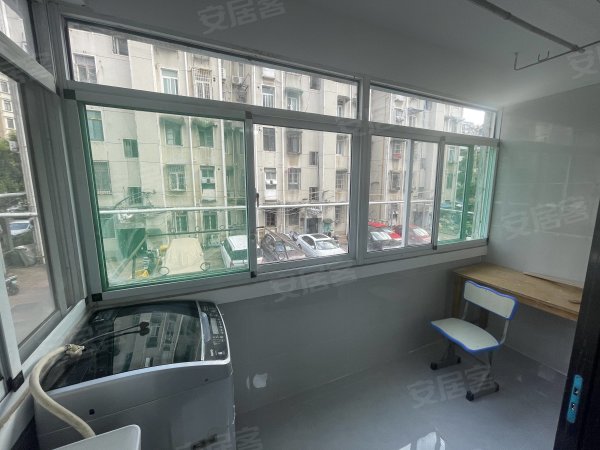 二楼，地铁五号线六号线市三院双地铁口，南七市三院对面