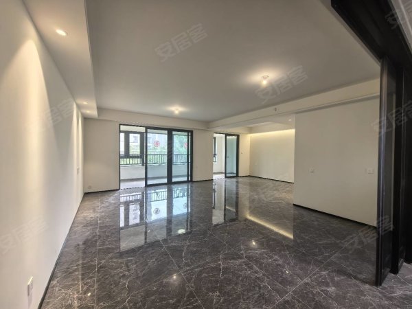 地铁口_真图实拍_大横厅边套两房两卫带地暖_空房家具可配