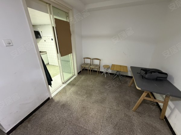 十里庙地铁口，一楼带院子住起来很安逸民用水电，通燃气家电齐全