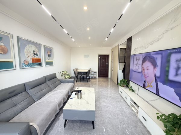绿地中心_可月付_凌大塘地铁口_唯品会_罍街_凌美苑精装两室