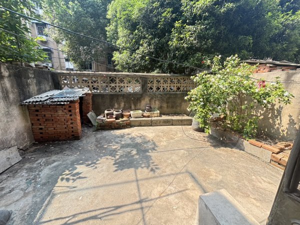 一楼带院子，燃气热水器，岳西新村2室1厅1卫家电齐全采光好