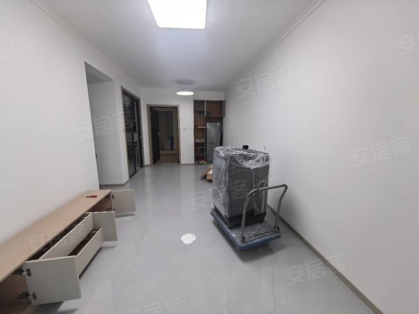 次新小区电梯房_精装修家具家电齐全长期出租随时看房