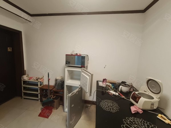 新上一室一厅中等装修看房方便有钥匙。