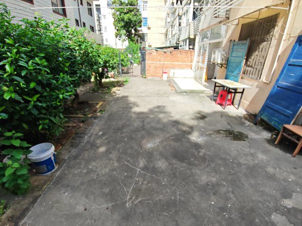 白水坝地铁口_荣事达宿舍_1楼带60平院子已开门