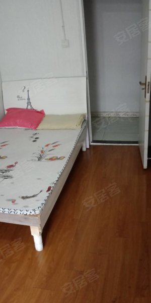 望湖城_加侨广场_朝南带独立阳台的好单间