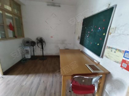琥珀中村3楼简单装修。价格好谈。
