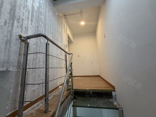 押一付一，金地国际城公寓_阳光充足_1室1厅1卫_南北通透。
