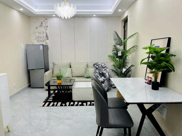 市二院对面民用水电温馨装饰可短租可月付随时看房拎包入住