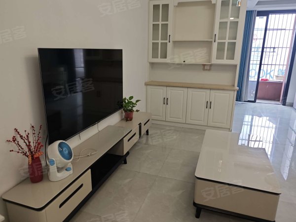 新上实拍圣大国际商业广场_通风好_3室2厅2卫_精装修