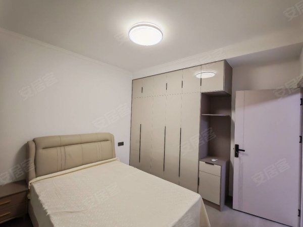 新店雅苑精装大二居室，全屋瓷砖地，定制大衣柜，温馨舒适