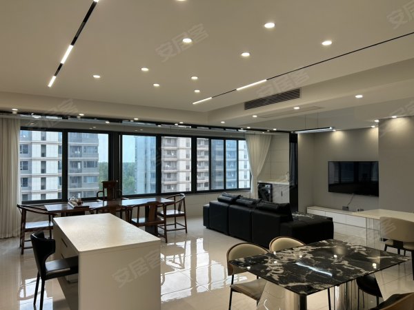横厅三室两卫，客厅无主灯设计，全屋定制家具家电，小区环境优美