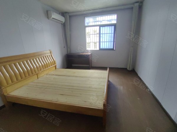 万达旁三楼两室一厅精装修正规小区，出门就是地铁口随时看房
