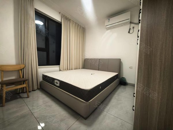 九联湖畔精装两室出租，家具家电齐全，近地铁，看房随时有钥匙
