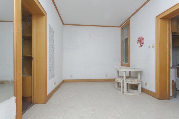 二楼，地铁六号线卫岗地铁口，家电家具齐全。看房方便