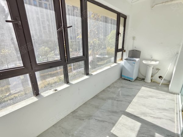 主卧阳台_大众蔚来_贵阳路地铁口_免费停车_泰康之家_公元荟