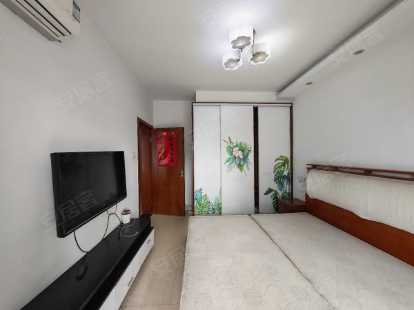此房是自住装修三室，加土家电齐全，拎包入住