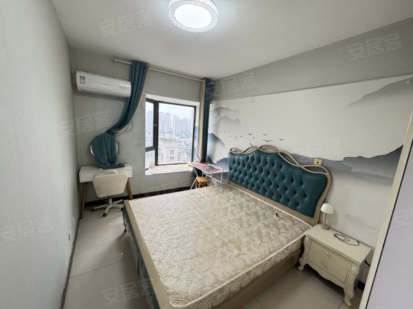 实拍实价_西环中心广场南区_正规一室一厅朝南客卧分离拎包入住