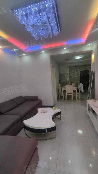 商业配套齐全，交通出行方便，旁边就是地铁口
