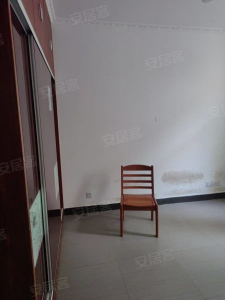 精装一楼，家电齐全，出入方便，坏境好