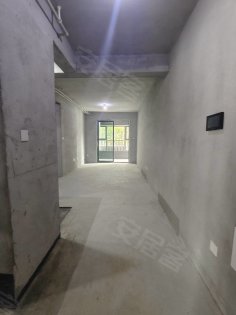 漕冲站地铁口旁，和塘雅居一楼二室一厅，毛坯房，阳台有门出去。