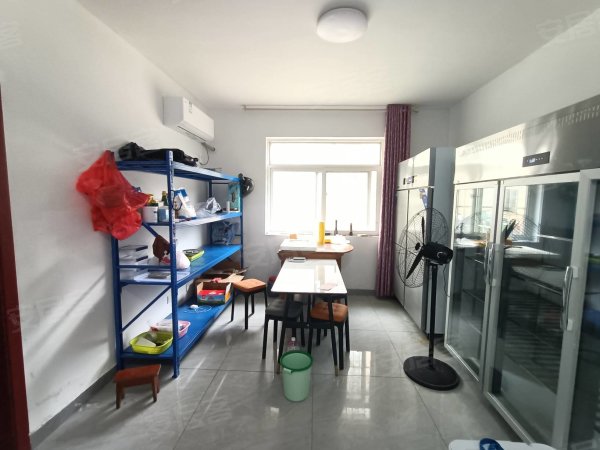 荣城花园北苑三室一楼客厅瓷砖阳台带门拎包入住随时看房仓库急租