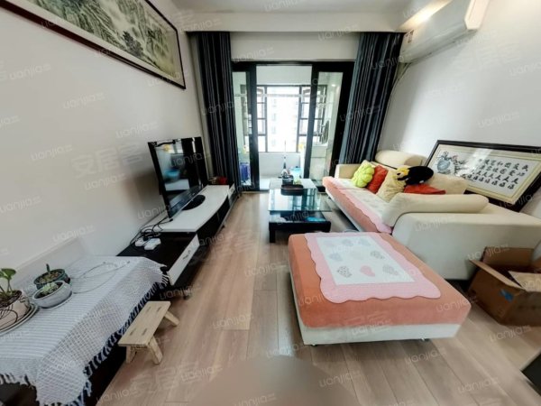 此房干净整洁，自住装修，家具家电齐全，随时拎包入住