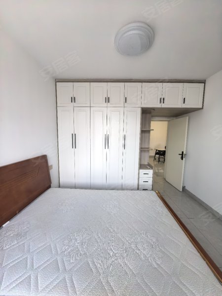 南岗惠园E区稀缺大两室户型出租，小区免费停车，家具家电齐全