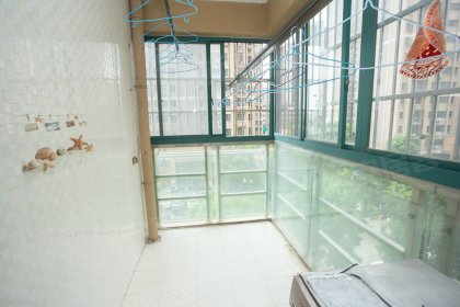 兴国学校旁_万成华府精装两室_龙岗地铁2号_万达商圈看房随约