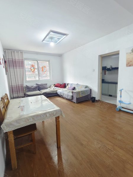 保利东郡附近，兴漕新居二室二厅，拎包入住。