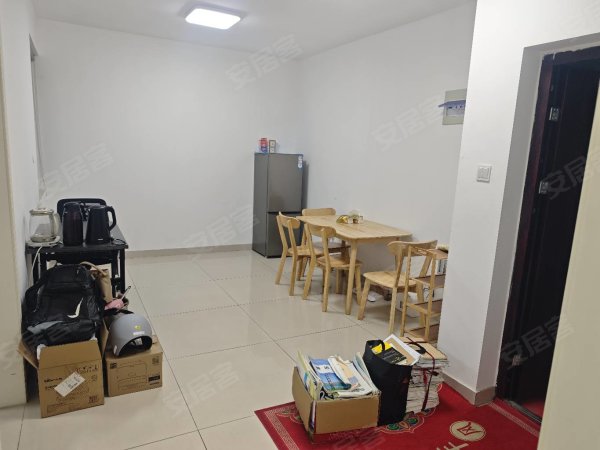 同小区性价比最高一套，两室一厅全屋瓷砖，业主儿子自住房