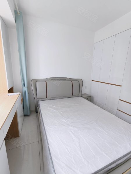 全屋做的定制衣柜，家具家电全新，采光很好，钥匙在手