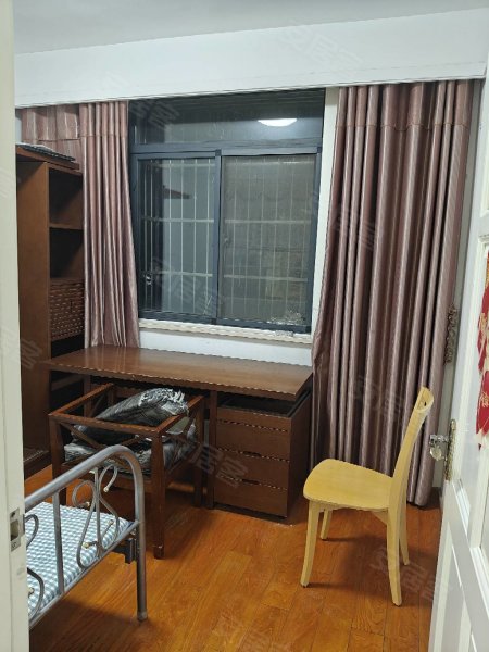 西园新村小学旁边，3楼，2室1厅，精装修自住房