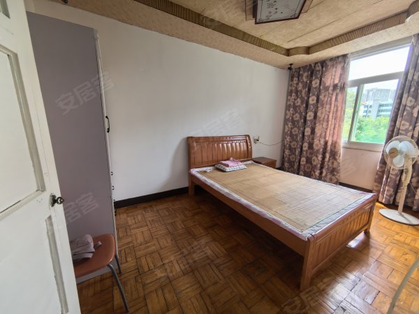 二中对面，陪读首选，中间楼层，三室一厅，单位大院，停车方便