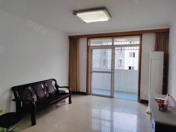 四楼，三室出租，家电齐全，随时看房入住