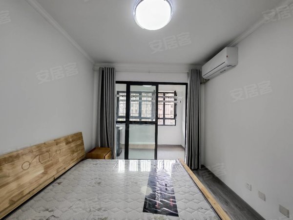 三室两厅户型，房子干净整洁，家具家电齐全，拎包入住